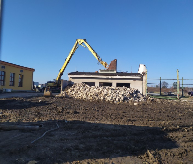 Demolice objektů v areálu
